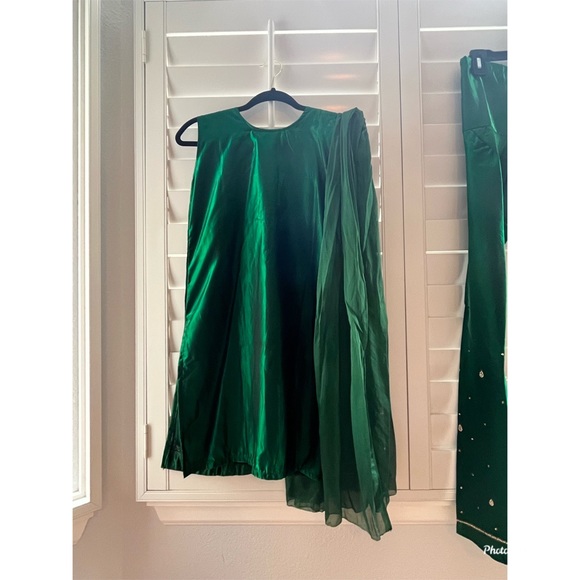 Embroidered emerald green kurta set - Picture 6 of 6